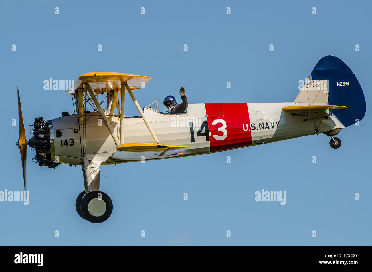 Stearman (Boeing) Modello 75 è un biplano utilizzato come un addestratore militare di aeromobili, di cui almeno 10,626 sono state costruite negli Stati Uniti. Sventolando pilota Foto Stock