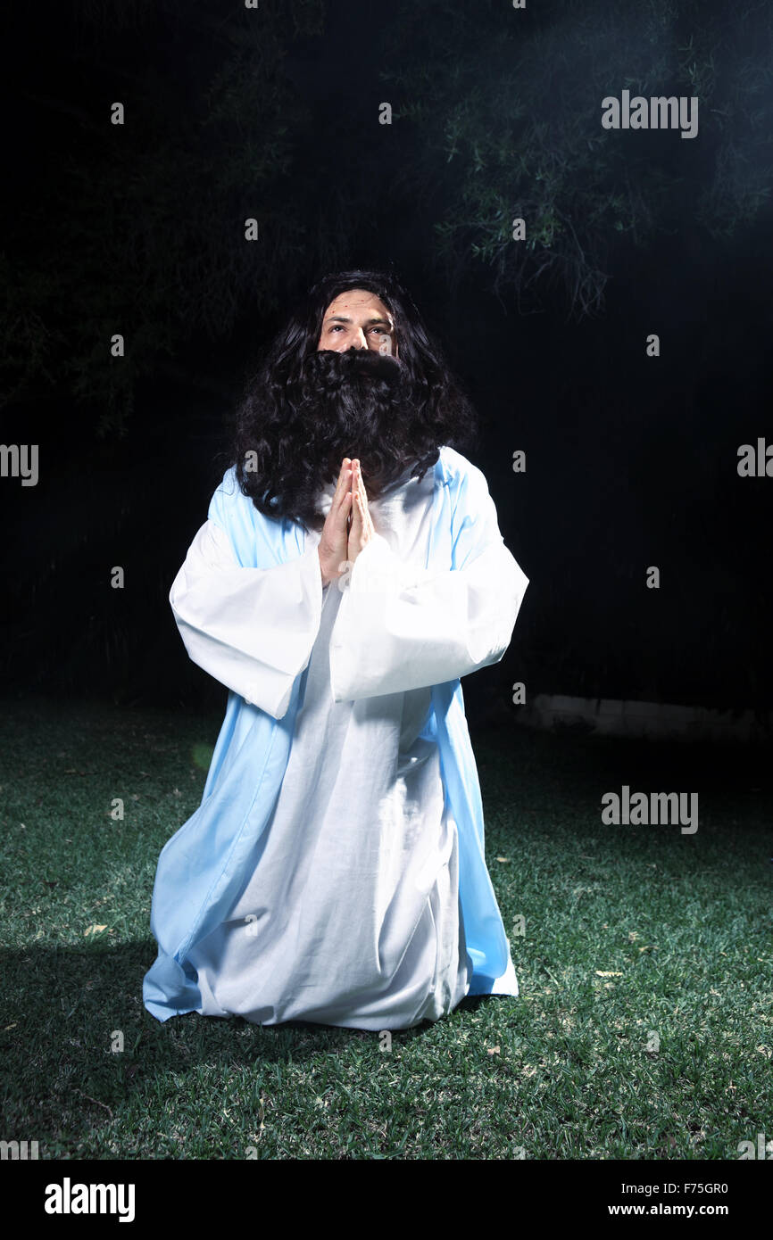 Gesù guarda al cielo in preghiera Foto Stock
