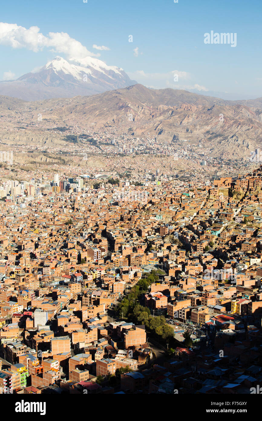Il picco di Illimani (6343 metri) da El Alto sopra, La Paz, Bolivia. La Paz e El Alto sono criticamente a corto di acqua e probabilmente sarà la prima città capitale del mondo che dovrà essere in gran parte abbandonato a causa di mancanza di acqua. Essa si basa principalmente su acqua di disgelo glaciale dal circostante picchi andini, ma come il cambiamento climatico provoca i ghiacciai a fusione, si è rapidamente a corto di acqua. Foto Stock