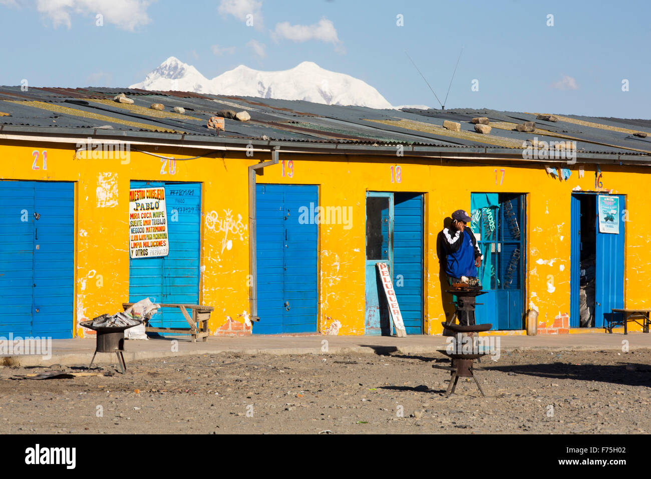 Il picco di Illimani (6343 metri) da El Alto sopra, La Paz, Bolivia. La Paz e El Alto sono criticamente a corto di acqua e wil Foto Stock