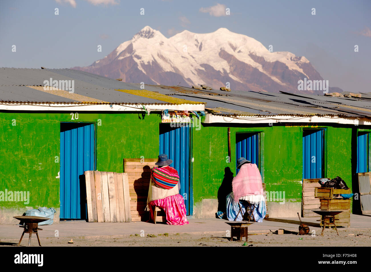Il picco di Illimani (6343 metri) da El Alto sopra, La Paz, Bolivia. La Paz e El Alto sono criticamente a corto di acqua e probabilmente sarà la prima città capitale del mondo che dovrà essere in gran parte abbandonato a causa di mancanza di acqua. Essa si basa principalmente su acqua di disgelo glaciale dal circostante picchi andini, ma come il cambiamento climatico provoca i ghiacciai a fusione, si è rapidamente a corto di acqua. Foto Stock