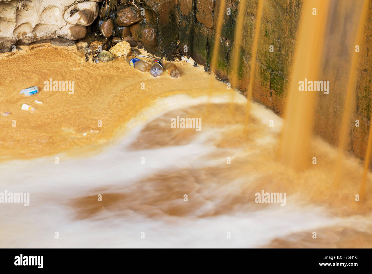 Un fiume pieno di acqua contaminata da miniera effluente in La Paz in Bolivia. La Paz sarà probabilmente la prima città capitale del mondo che dovrà essere in gran parte abbandonato a causa di mancanza di acqua. Essa si basa principalmente su acqua di disgelo glaciale dal circostante picchi andini, ma come il cambiamento climatico provoca i ghiacciai a fusione, si è rapidamente a corto di acqua. Foto Stock