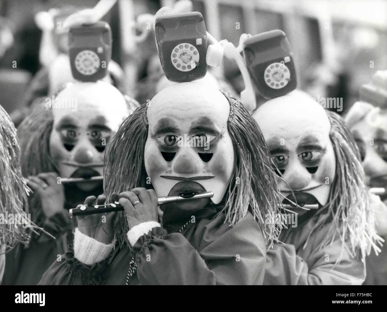 1972 - Tre giorni di Carnevale di Basilea circa centomila spettatori hanno aderito all'cliques con loro pifferi e tamburini nelle strade di Basilea, durante la tre giorni di carnevale vi è iniziato il lunedì, 05 marzo. Immagine: l'argomento di questo gruppo di pipers è il telefono-mania in Svizzera 6/3/90 © Keystone Pictures USA/ZUMAPRESS.com/Alamy Live News Foto Stock