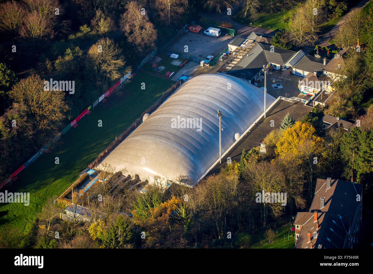 Piscina esterna con aria gonfio sala del club di nuoto Blau-Weiß Bochum, Am Wiesengrund, Bochum, la zona della Ruhr Foto Stock
