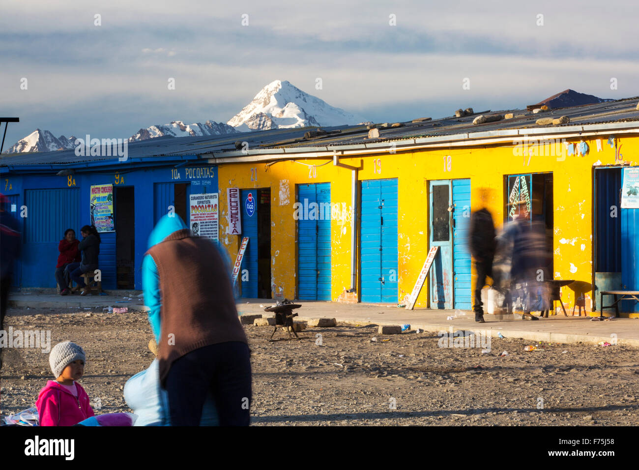 Il picco di Huayna Potosi da El Alto sopra, La Paz, Bolivia. La Paz e El Alto sono criticamente a corto di acqua e probabilmente sarà la prima città capitale del mondo che dovrà essere in gran parte abbandonato a causa di mancanza di acqua. Essa si basa principalmente su acqua di disgelo glaciale dal circostante picchi andini, ma come il cambiamento climatico provoca i ghiacciai a fusione, si è rapidamente a corto di acqua. Foto Stock