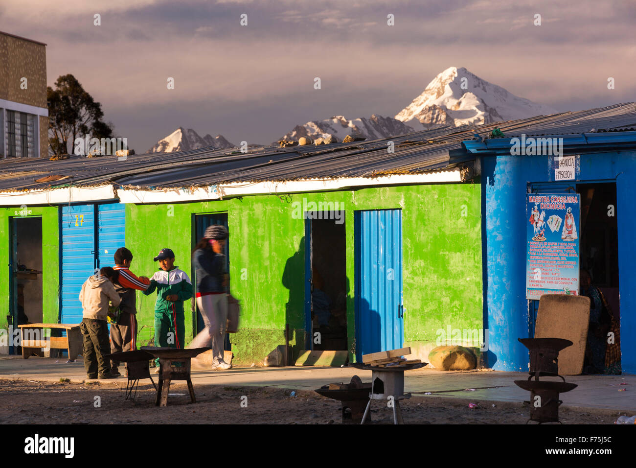 Il picco di Huayna Potosi da El Alto sopra, La Paz, Bolivia. La Paz e El Alto sono criticamente a corto di acqua e probabilmente sarà la prima città capitale del mondo che dovrà essere in gran parte abbandonato a causa di mancanza di acqua. Essa si basa principalmente su acqua di disgelo glaciale dal circostante picchi andini, ma come il cambiamento climatico provoca i ghiacciai a fusione, si è rapidamente a corto di acqua. Foto Stock