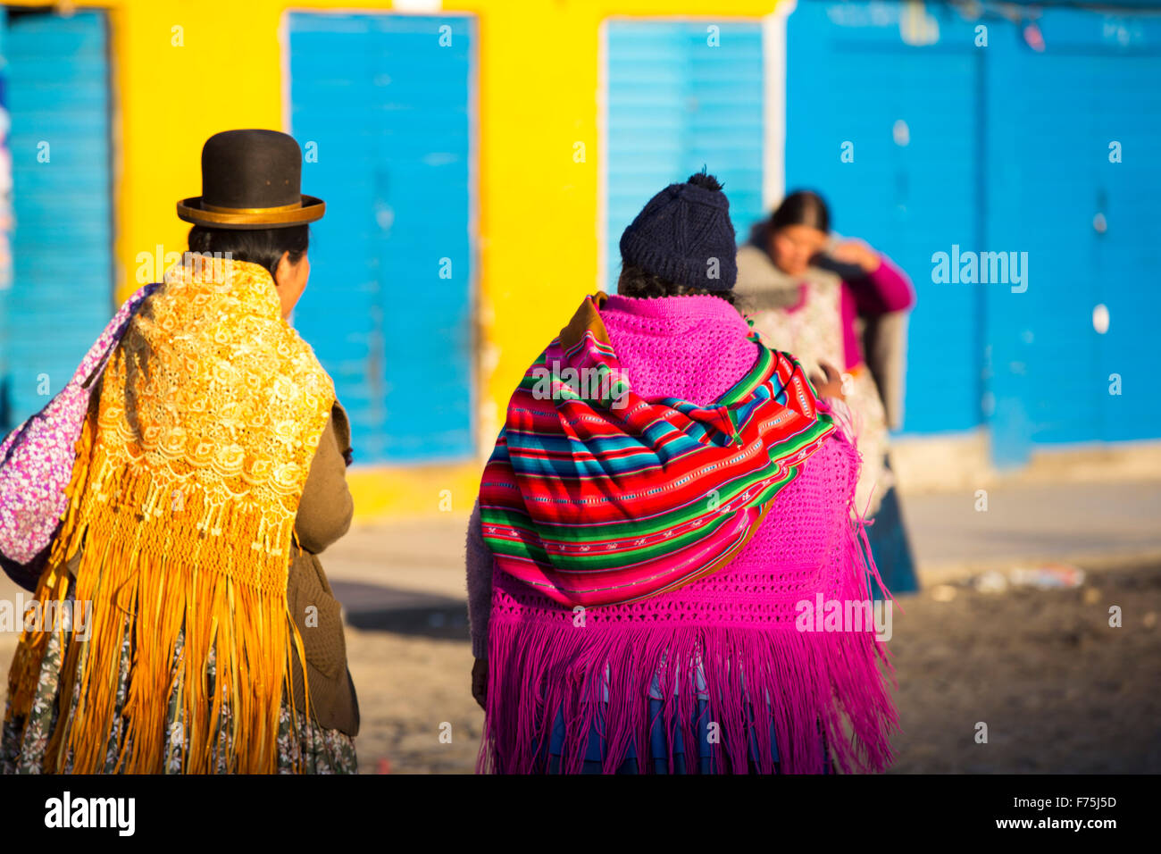 Le donne indigene ad una strada del mercato di El Alto, La Paz, Bolivia, Sud America, in abito tradizionale. Foto Stock