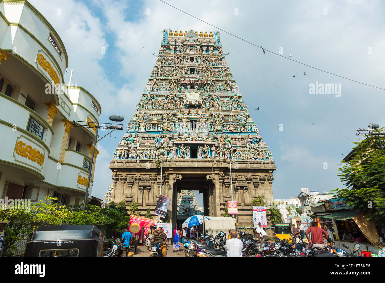 Ingresso al tipico raffinato Kapaleeswarar Temple, un tempio indù di Shiva si trova a Mylapore, Chennai, nello Stato del Tamil Nadu, nell India meridionale Foto Stock