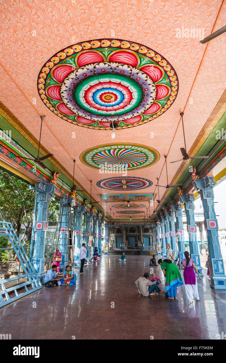 Chiostro con vivacemente colorato soffitto, Kapaleeswarar Temple, un tempio indù di Shiva si trova a Mylapore, Chennai, Tamil Nadu Foto Stock