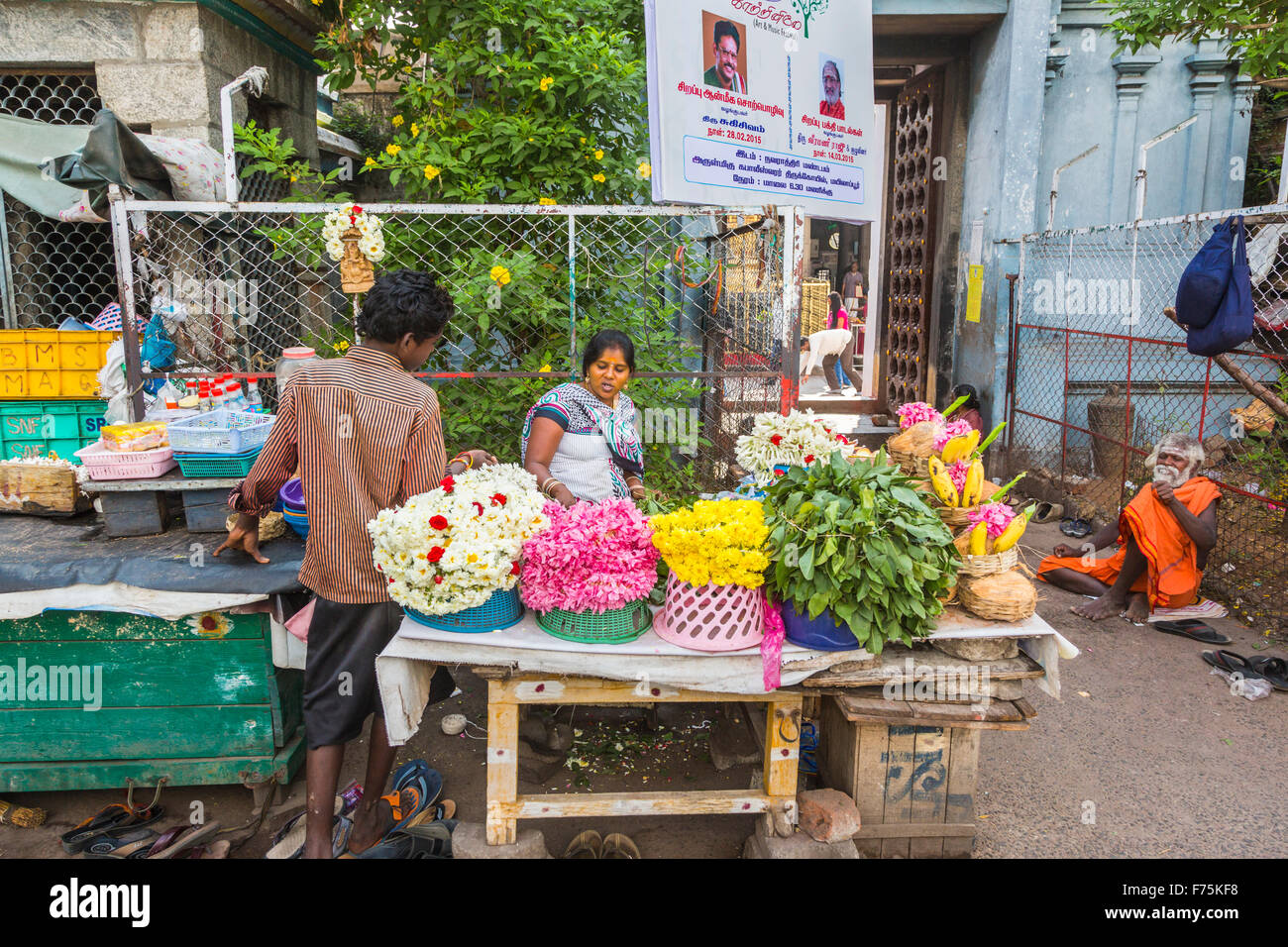 Venditore di fiori che vendono fiori per le offerte al di fuori del tempio di Kapaleeswarar, un tempio indù di Shiva si trova a Mylapore, Chennai, nello Stato del Tamil Nadu, India Foto Stock