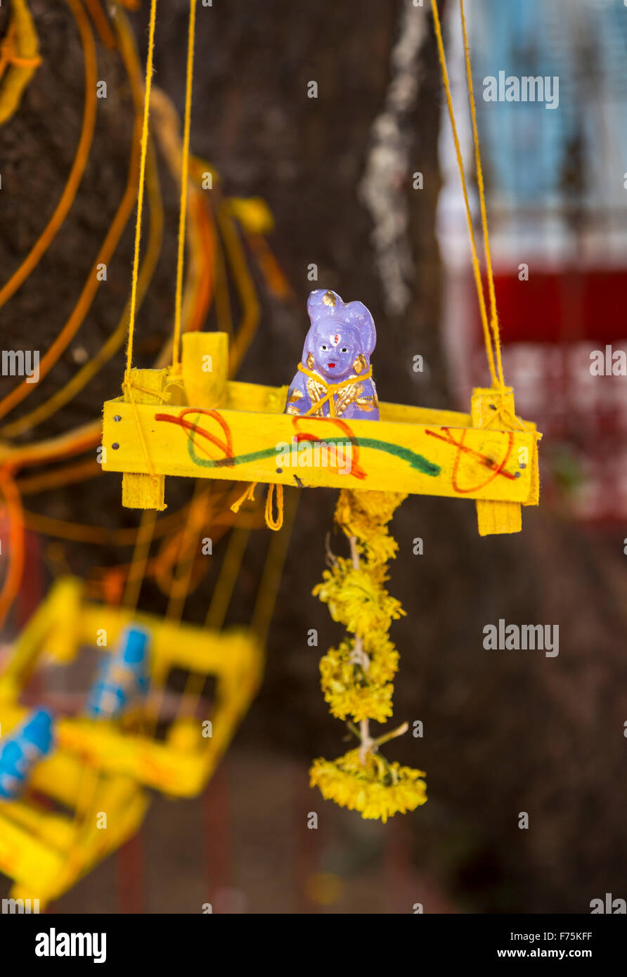 Home fatta appendere il fascino di fertilità nel tempio di Kapaleeswarar, un tempio indù di Shiva si trova a Mylapore, Chennai, nello Stato del Tamil Nadu, nell India meridionale Foto Stock