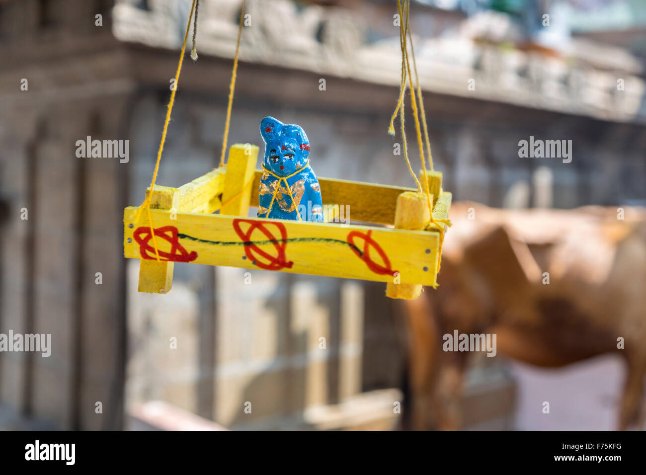 Home fatta appendere il fascino di fertilità nel tempio di Kapaleeswarar, un tempio indù di Shiva si trova a Mylapore, Chennai, nello Stato del Tamil Nadu, nell India meridionale Foto Stock Home fatta appendere il fascino di fertilità nel tempio di Kapaleeswarar, un tempio indù di Shiva si trova a Mylapore, Chennai, nello Stato del Tamil Nadu, nell India meridionale Foto Stock