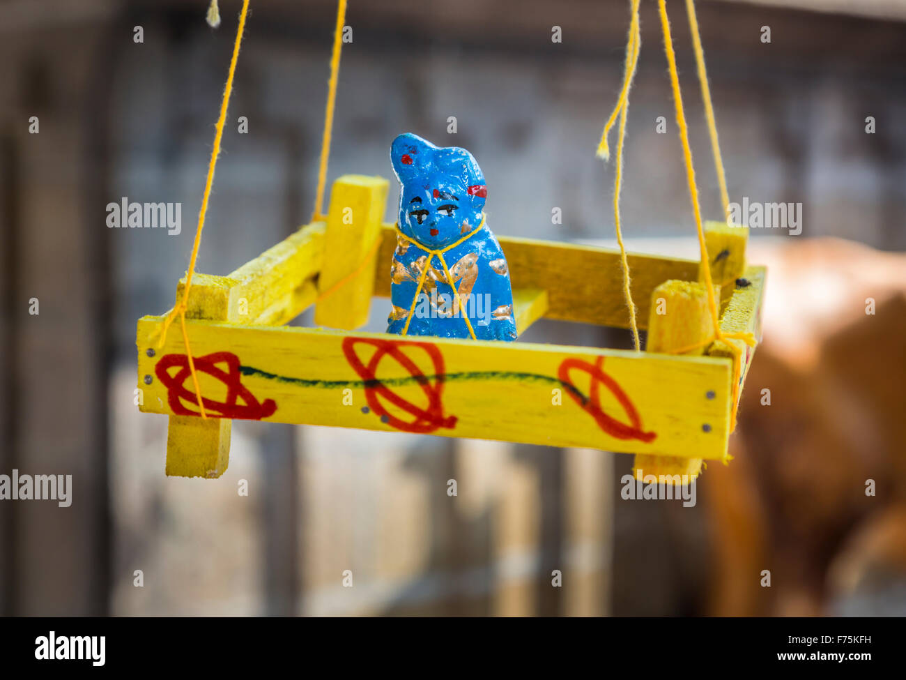 Home fatta appendere il fascino di fertilità nel tempio di Kapaleeswarar, un tempio indù di Shiva si trova a Mylapore, Chennai, nello Stato del Tamil Nadu, nell India meridionale Foto Stock Home fatta appendere il fascino di fertilità nel tempio di Kapaleeswarar, un tempio indù di Shiva si trova a Mylapore, Chennai, nello Stato del Tamil Nadu, nell India meridionale Foto Stock