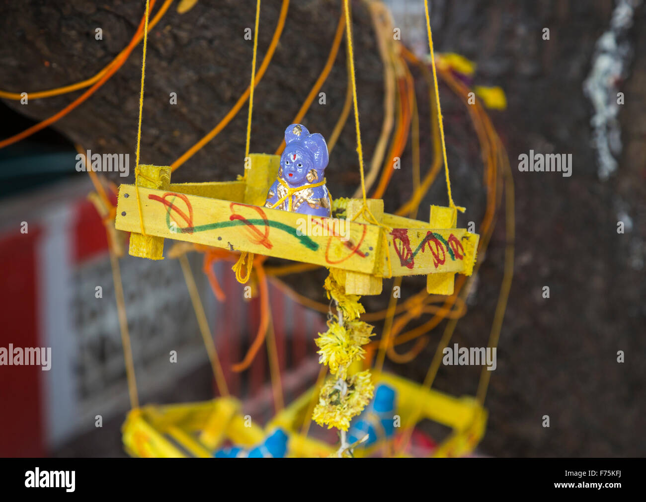 Home fatta appendere il fascino di fertilità nel tempio di Kapaleeswarar, un tempio indù di Shiva si trova a Mylapore, Chennai, nello Stato del Tamil Nadu, nell India meridionale Foto Stock Home fatta appendere il fascino di fertilità nel tempio di Kapaleeswarar, un tempio indù di Shiva si trova a Mylapore, Chennai, nello Stato del Tamil Nadu, nell India meridionale Foto Stock