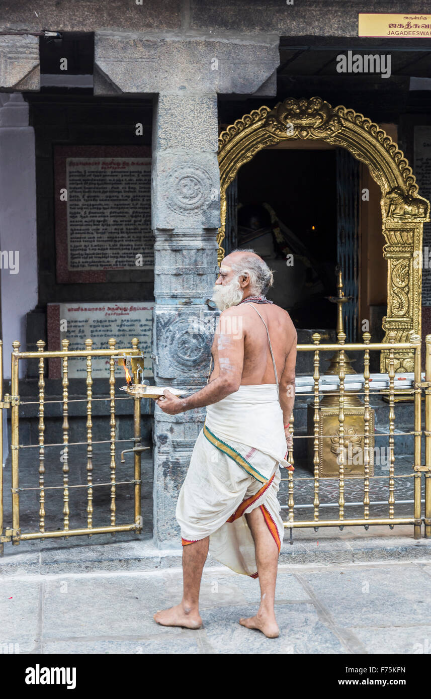 Sacerdote di frequentare un santuario nel tempio di Kapaleeswarar, un tempio indù di Shiva si trova a Mylapore, Chennai, Tamil Nadu Foto Stock