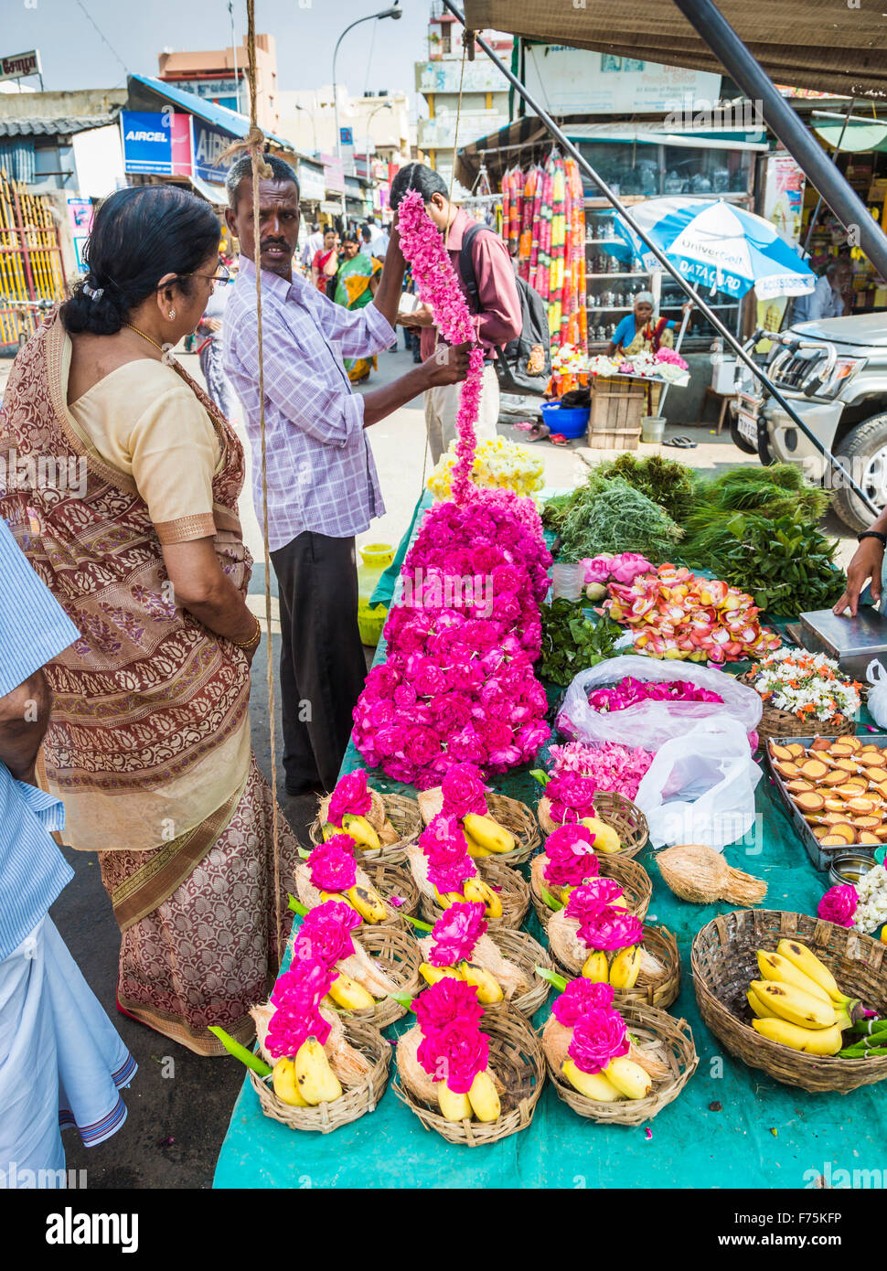 Venditore di fiori ghirlande di vendita per le offerte di tempio fuori Kapaleeswarar Temple, un tempio indù di Shiva si trova a Mylapore, Chennai, Tamil Nadu Foto Stock