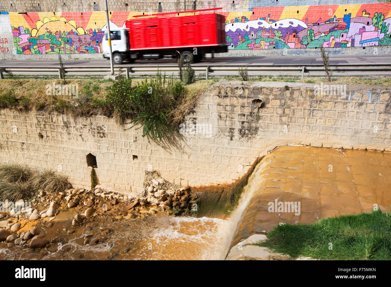 Un fiume pieno di acqua contaminata da miniera effluente in La Paz in Bolivia. La Paz sarà probabilmente la prima città capitale del mondo che dovrà essere in gran parte abbandonato a causa di mancanza di acqua. Essa si basa principalmente su acqua di disgelo glaciale dal circostante picchi andini, ma come il cambiamento climatico provoca i ghiacciai a fusione, si è rapidamente a corto di acqua. Foto Stock