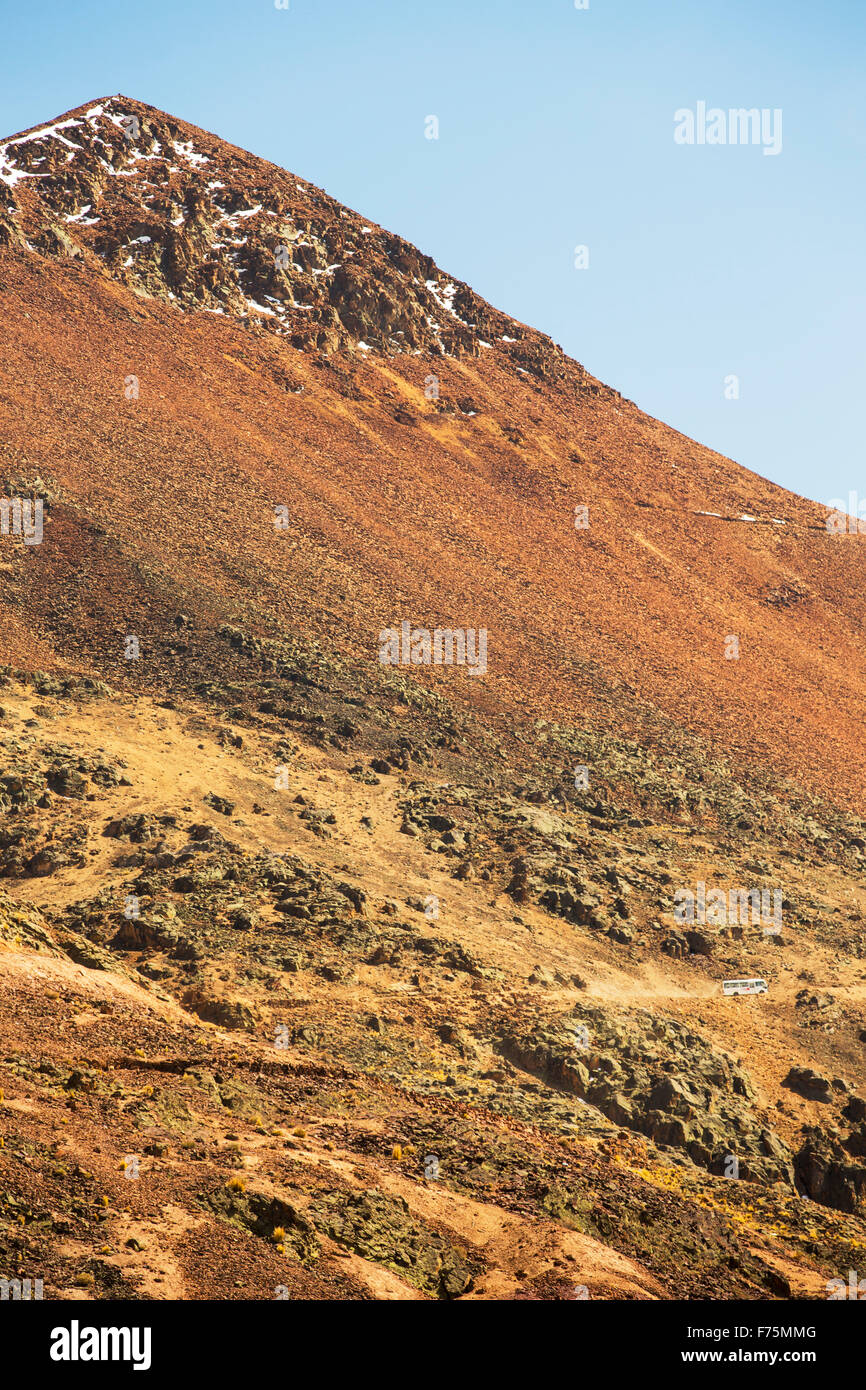 Guardando verso il picco di Chacaltaya stazione (5,395m) da La Paz, che fino al 2009 aveva un ghiacciaio che ha sostenuto i mondi più alta ski lift oltre 17.000 piedi. Il ghiacciaio infine completamente scomparso nel 2009. La Paz sarà probabilmente la prima città capitale del mondo che dovrà essere in gran parte abbandonato a causa di mancanza di acqua. Essa si basa principalmente su acqua di disgelo glaciale dal circostante picchi andini, ma come il cambiamento climatico provoca i ghiacciai a fusione, si è rapidamente a corto di acqua. Foto Stock