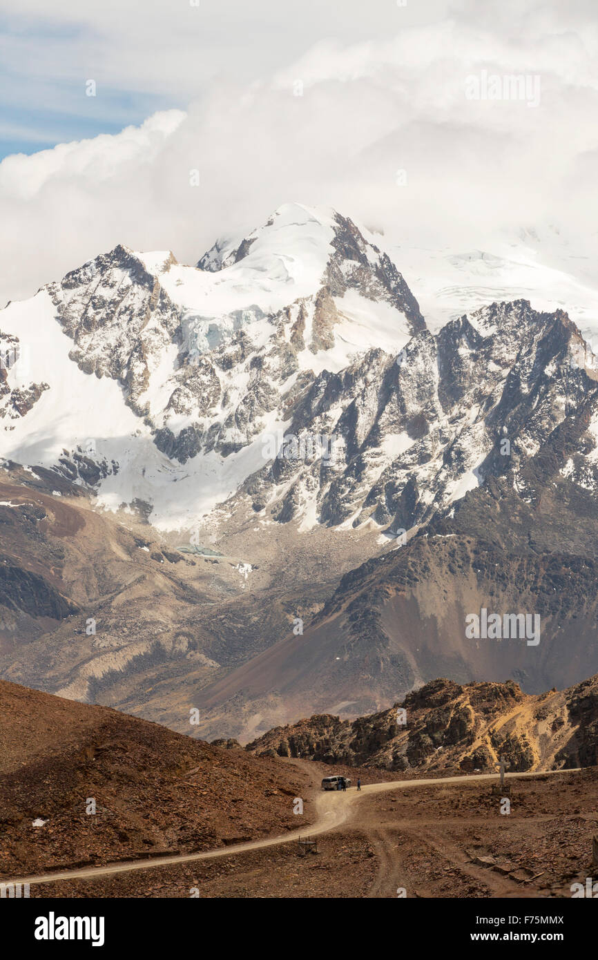 La neve e il ghiacciaio coperto picco andino di Huayna Potosi in Bolivia. Come tutti i ghiacciai andini stanno ritirando rapidamente a causa di Foto Stock