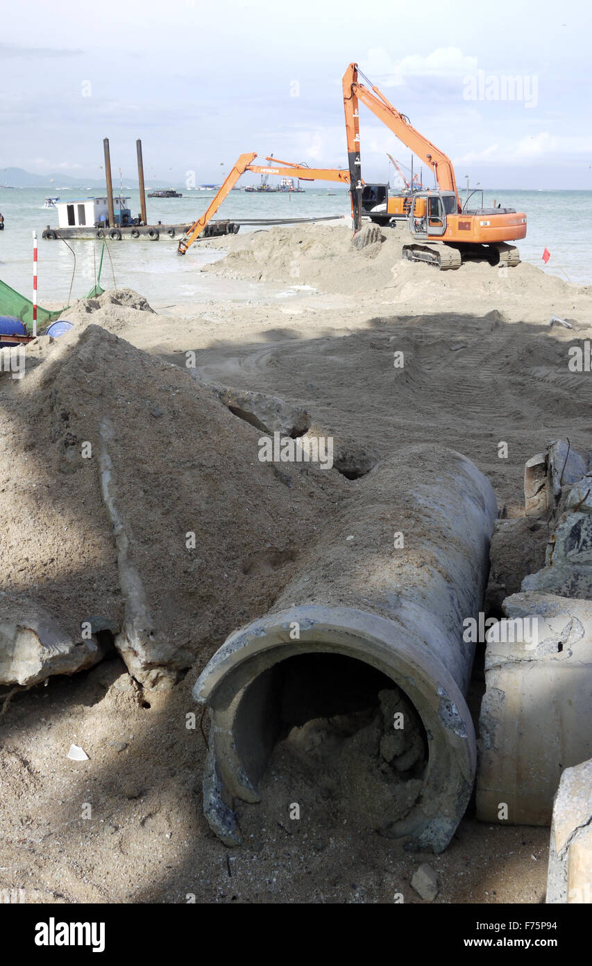 Antiestetici spiaggia di Pattaya Thailandia mentre una costruzione e progetto di drenaggio è in corso, materiali da costruzione e i rifiuti vengono impilate. Foto Stock