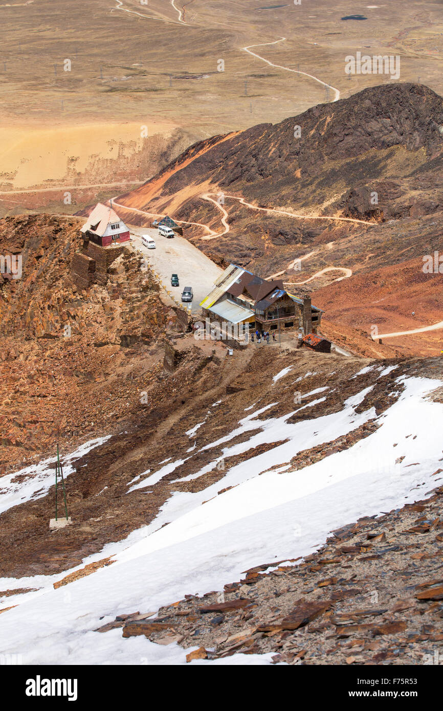 Un vecchio sci club hut sul picco di Chacaltaya stazione (5,395m), fino al 2009 Chacaltaya stazione aveva un ghiacciaio che ha sostenuto i mondi più alta ski lift oltre 17.000 piedi. Il ghiacciaio infine completamente scomparso nel 2009. La Paz sarà probabilmente la prima città capitale del mondo che dovrà essere in gran parte abbandonato a causa di mancanza di acqua. Essa si basa principalmente su acqua di disgelo glaciale dal circostante picchi andini, ma come il cambiamento climatico provoca i ghiacciai a fusione, si è rapidamente a corto di acqua. Foto Stock