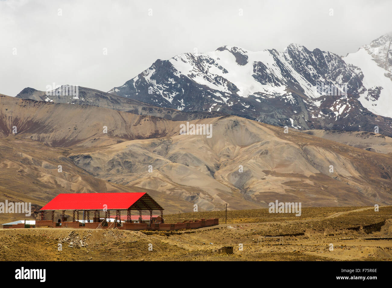 Guardando oltre la Altiplano al coperto di neve picco andino di Huayna Potosi in Bolivia. Foto Stock