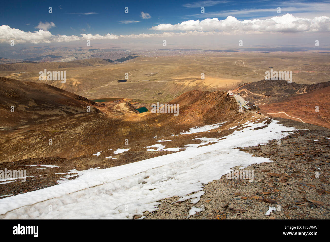 Il picco di Chacaltaya stazione (5,395m), che fino al 2009 aveva un ghiacciaio che ha sostenuto i mondi più alta ski lift oltre 17.000 piedi. Il ghiacciaio infine completamente scomparso nel 2009 a causa di cambiamenti climatici indotti fusione, tutto ciò che è a sinistra di oggi è una piccola patch di neve. Foto Stock