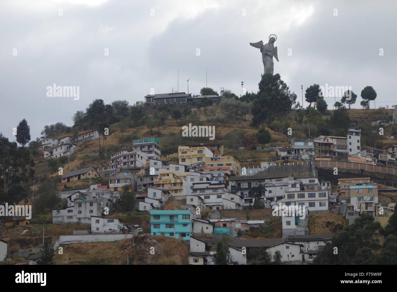 Il Panecillo, a 200m di collina che si affaccia sul centro storico di Quito, Ecuador Foto Stock
