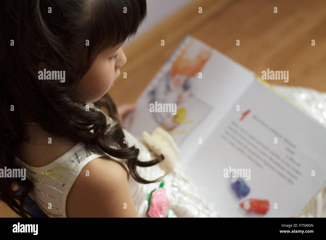 Bellissima bambina la lettura di un libro Foto Stock