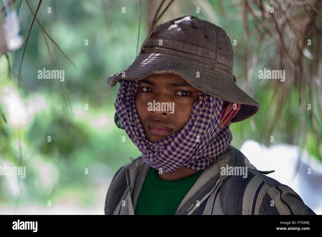 I giovani di Khmer con una sciarpa krama, Siem Reap, Cambogia Foto Stock