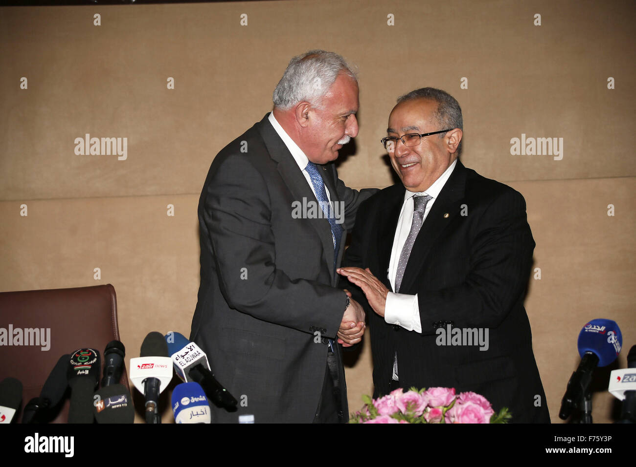 Algeri. 26 Nov, 2015. Ministro degli Esteri palestinese Riyad al-Maliki (L) e il suo omologo algerino Ramtane Lamamra (R) partecipare ad una conferenza stampa ad Algeri, Algeria, su nov. 25, 2015. Credito: Xinhua/Alamy Live News Foto Stock