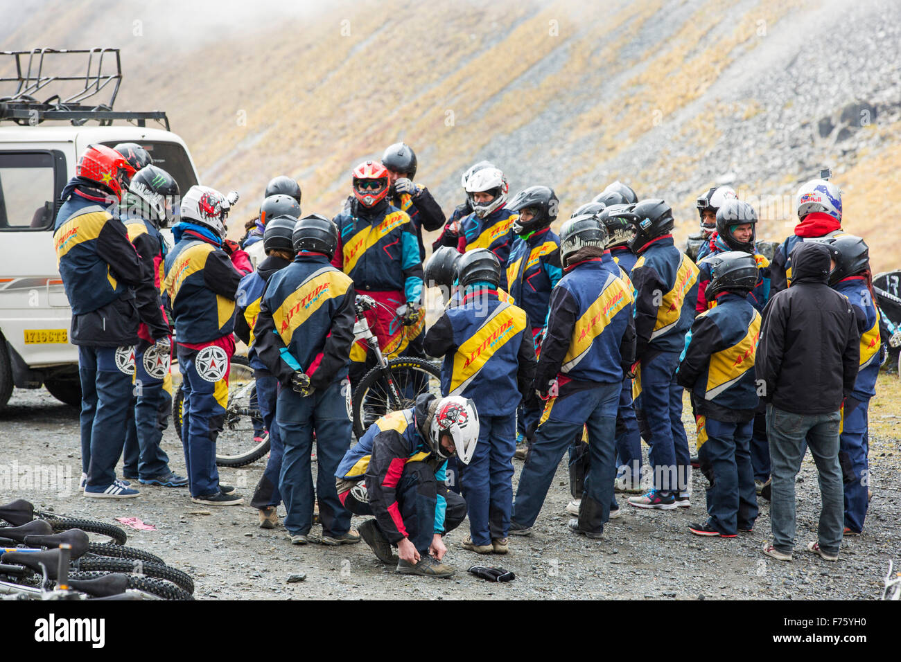 I turisti prepararsi a scendere la famigerata morte Road, vicino a La Paz in Bolivia. Si è ripetutamente la maggior parte strada pericolosa sul pianeta. Una traccia di ghiaia a mala pena abbastanza ampia per due veicoli con gocce di 3000 piedi su un lato. È diventato un popolare viaggio turistico a scendere la strada in mountain bike. Foto Stock