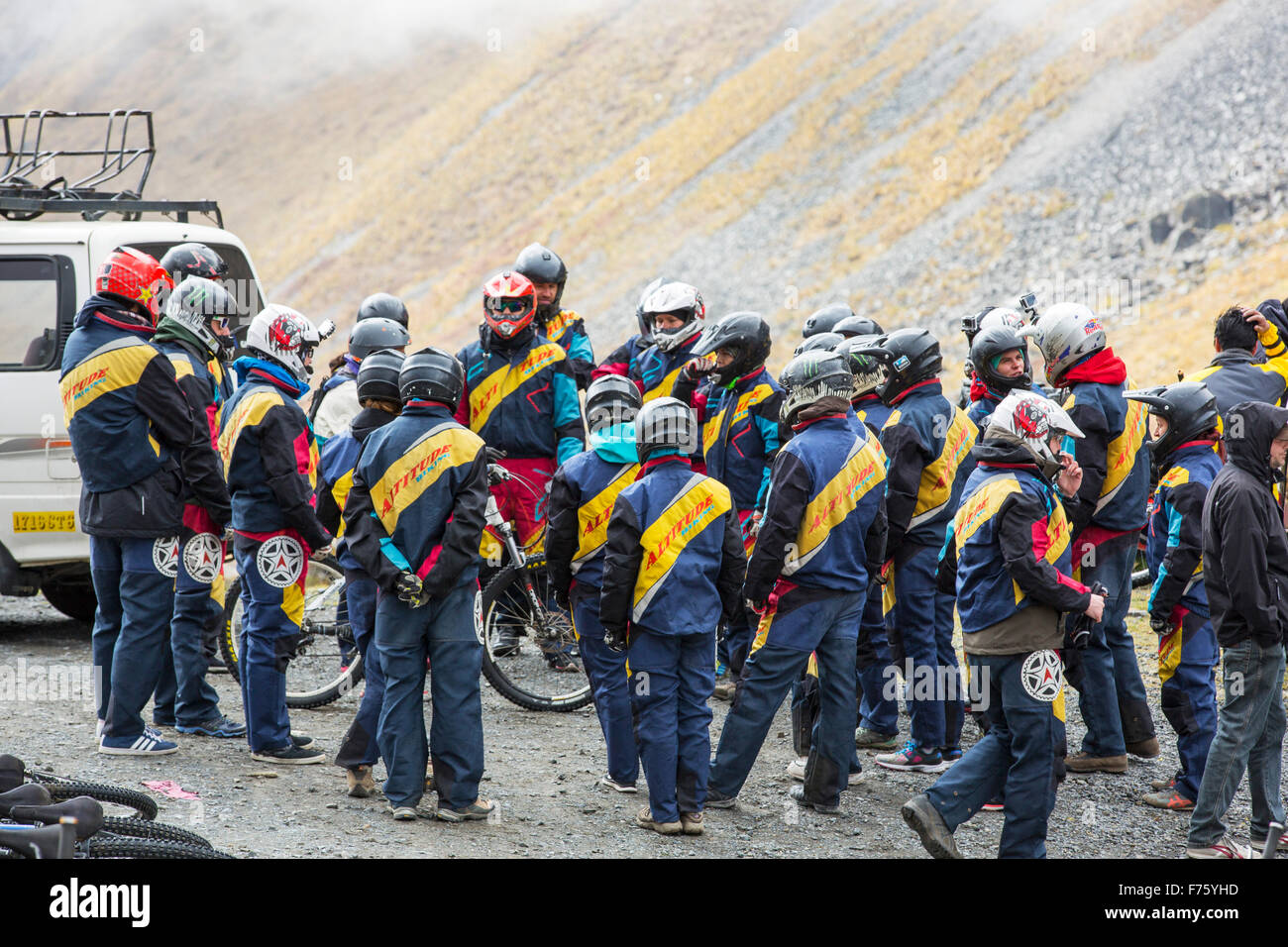 I turisti prepararsi a scendere la famigerata morte Road, vicino a La Paz in Bolivia. Si è ripetutamente la maggior parte strada pericolosa sul pianeta. Una traccia di ghiaia a mala pena abbastanza ampia per due veicoli con gocce di 3000 piedi su un lato. È diventato un popolare viaggio turistico a scendere la strada in mountain bike. Foto Stock