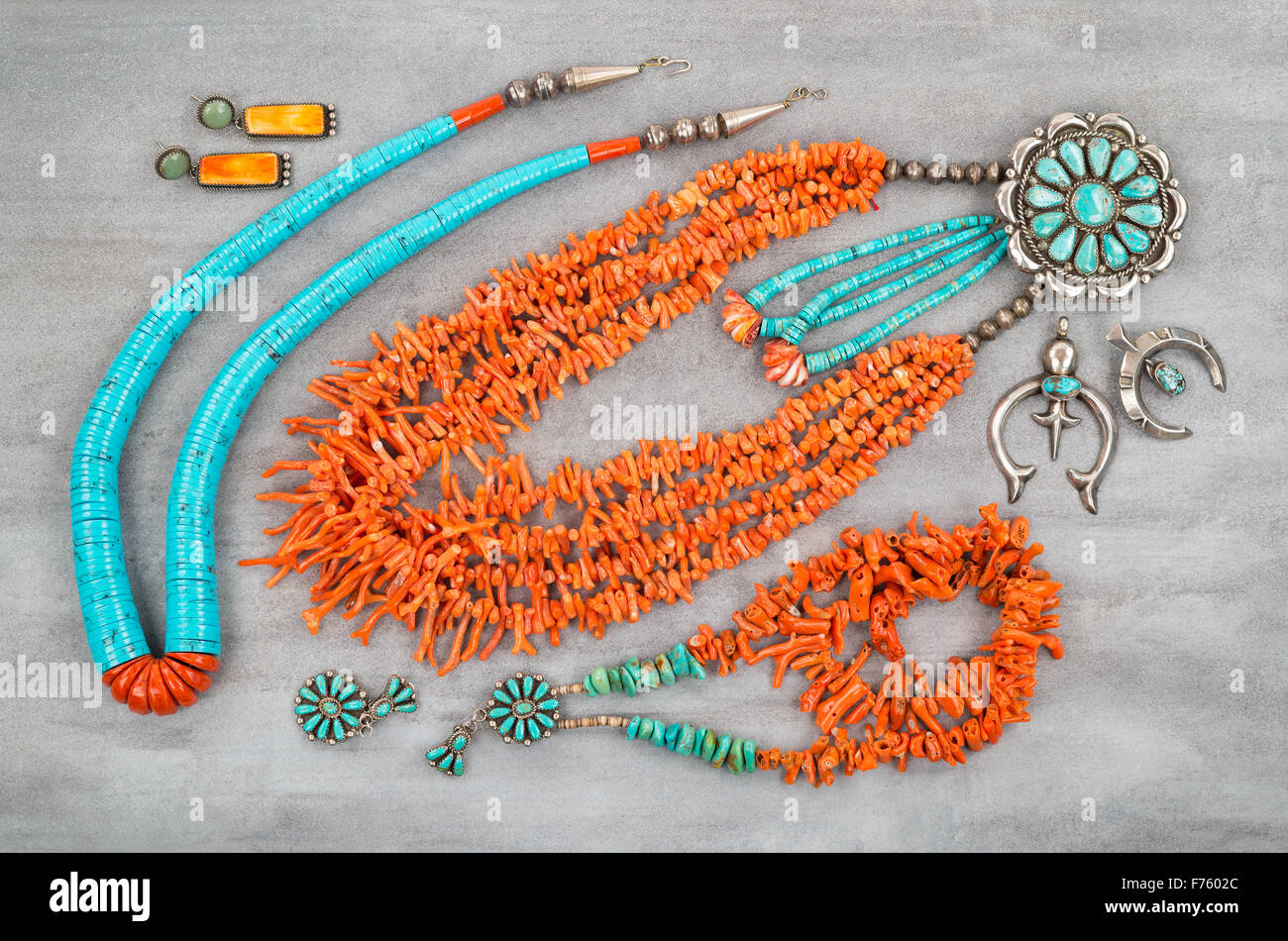 Una collezione di vintage native american gioielli fatti di turchese, argento e il ramo di corallo. Foto Stock