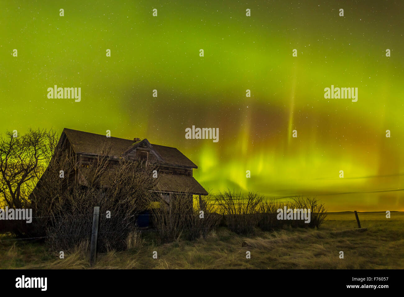 Un display di Northern lights su un vecchio pioneer farm house nel sud Alberta, il 15 aprile 2015. Questo è un singolo 15-seconda e Foto Stock
