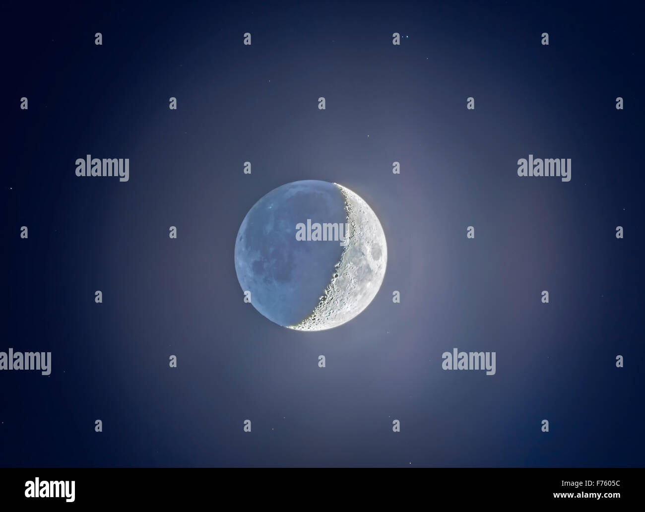 Il 5 giorno di età luna crescente, con Earthshine sul lato oscuro. Un elevato range dinamico composito di 5 immagini a 2-stop incre Foto Stock