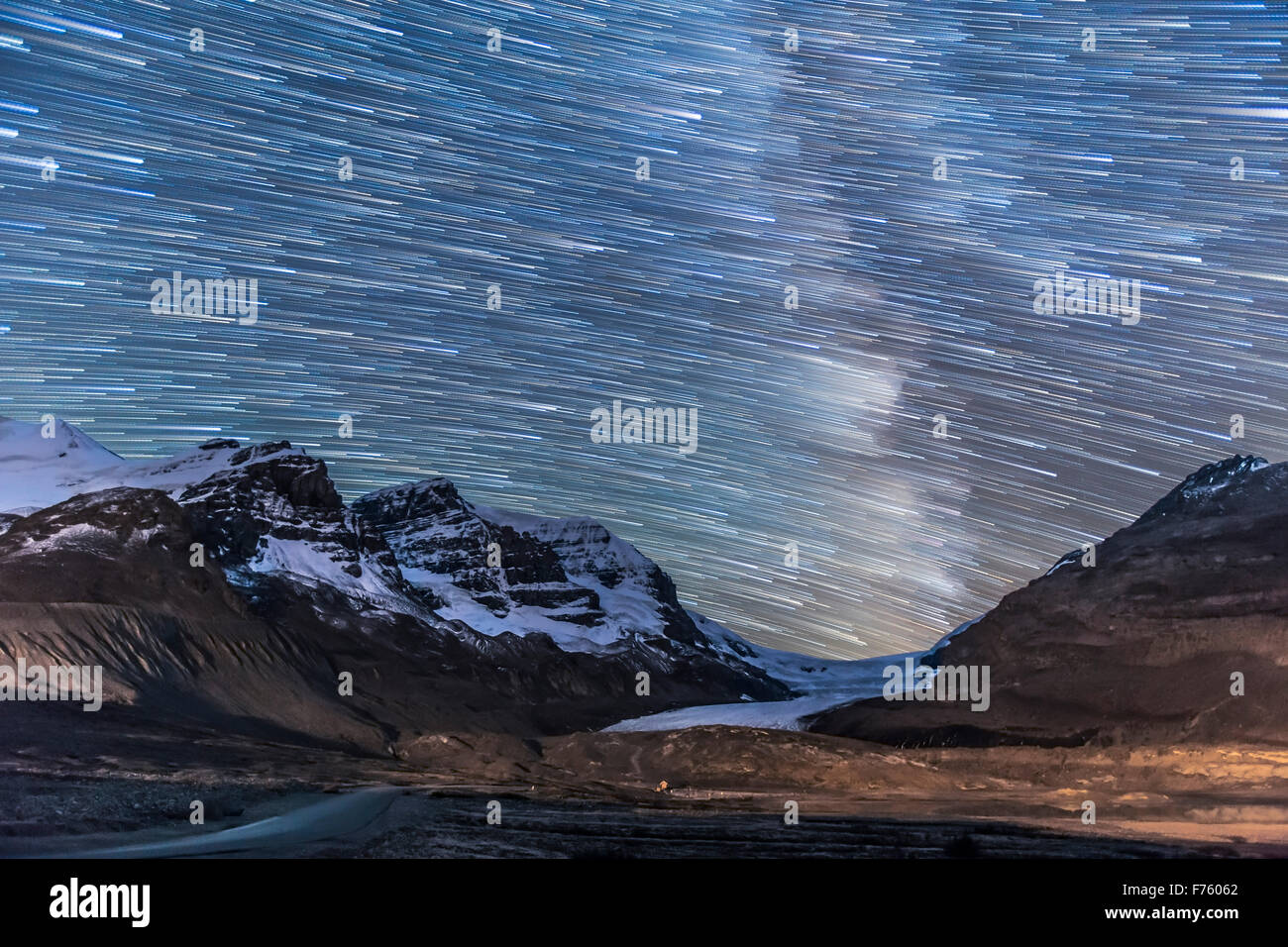 Stelle impostazione nei sentieri sopra il Ghiacciaio Athabasca e Columbia Icefields, Settembre 14, 2014. La Via Lattea è trascinato a destra. Th Foto Stock