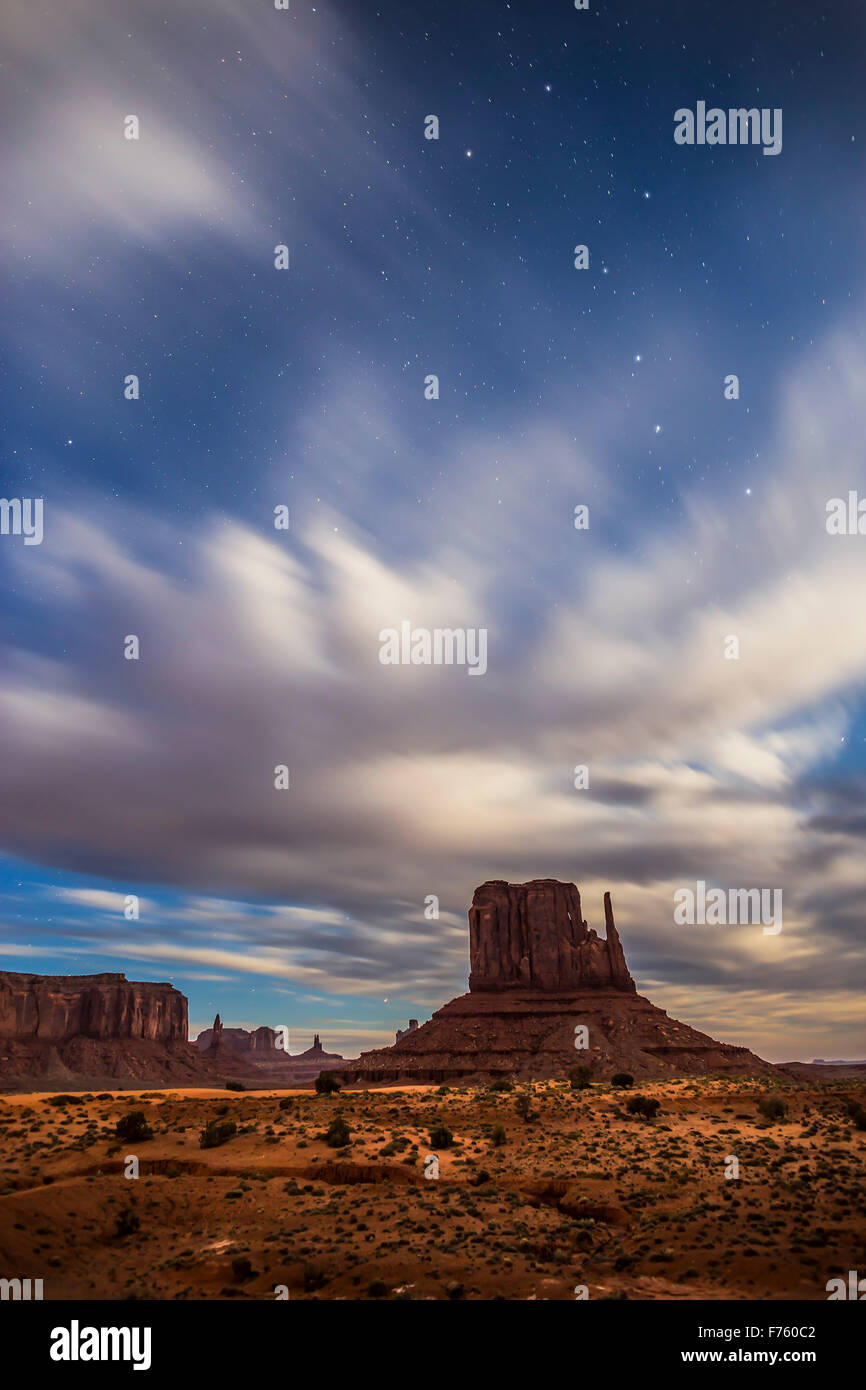 Il Big Dipper sulla sua impugnatura oscillazione verso l'alto oltre il West Mitten Butte at Monument Valley, Arizona/Utah confine. Questo è un singolo ex Foto Stock