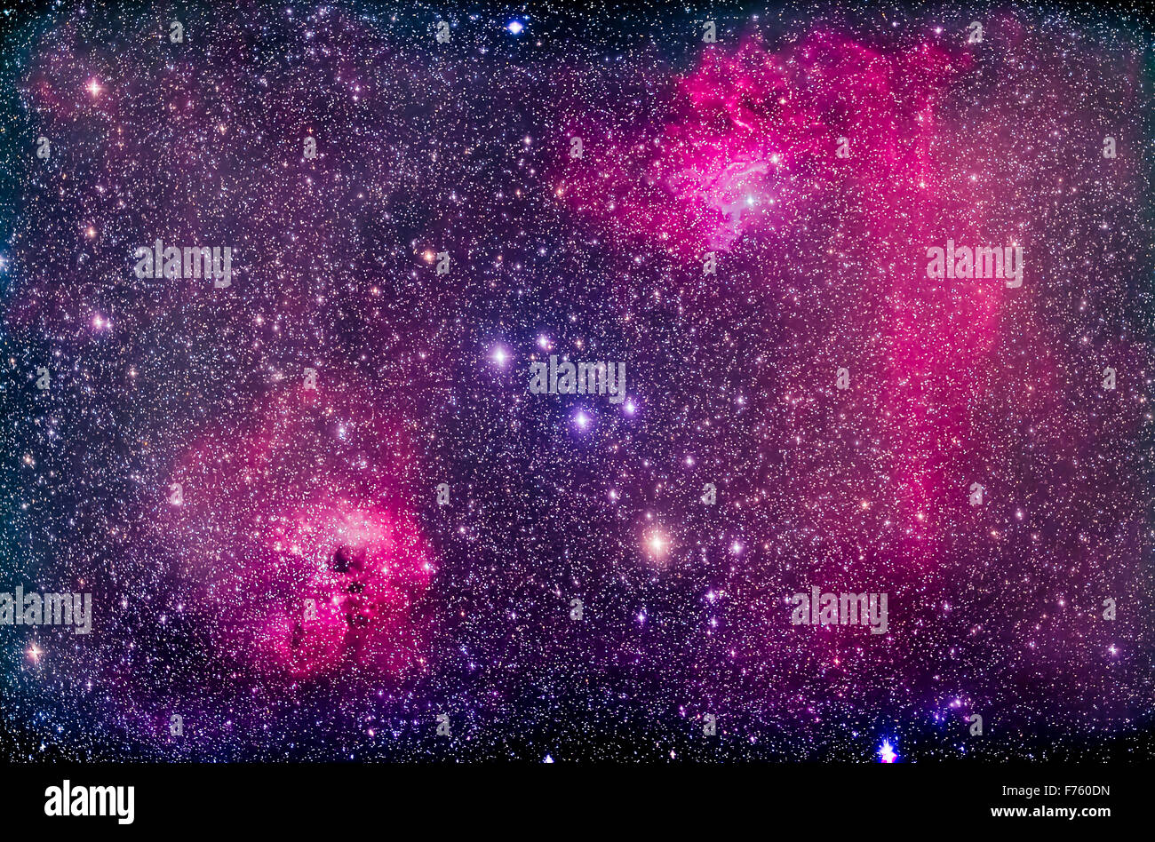 IC 405 (a destra), la Stella fiammeggiante Nebula, e IC 410 (in basso a sinistra), emissione e riflessione nebulose in Auriga. Il gruppo di colorf Foto Stock
