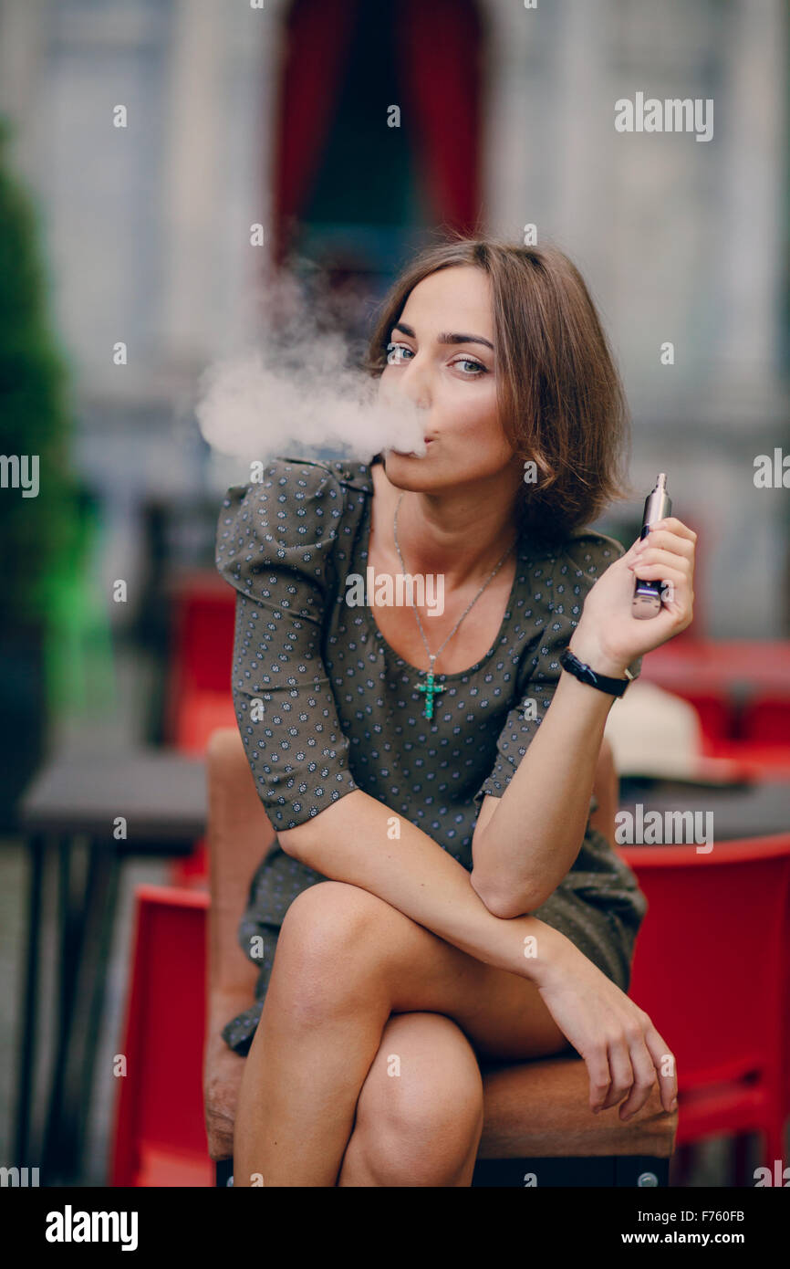 Ragazza con E-sigaretta Foto Stock