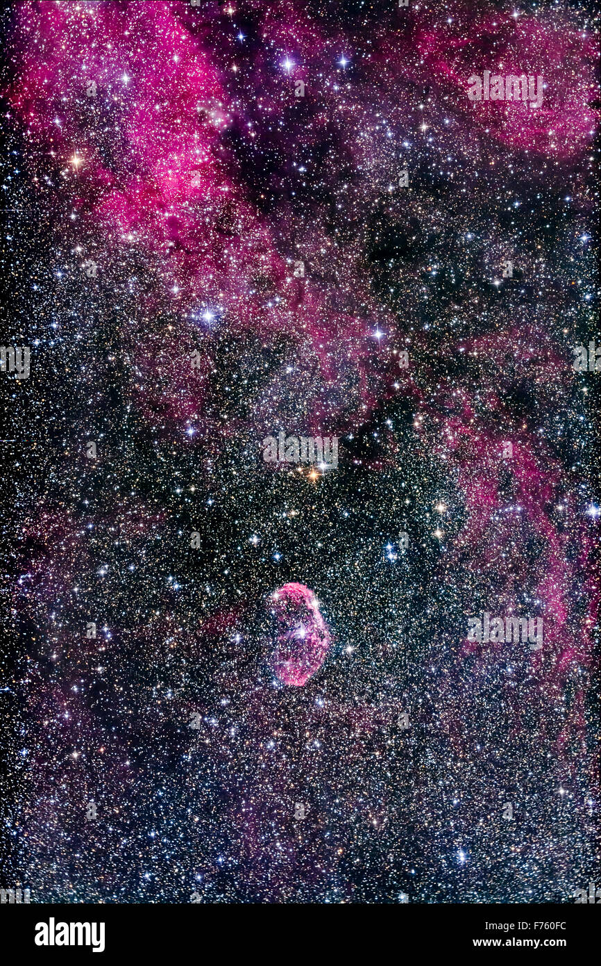 NGC 6888, il Crescent Nebula in Cygnus, una bolla di gas bruciato da un "superhot Wolf-Rayet" stella alla fine della sua vita normale. Foto Stock
