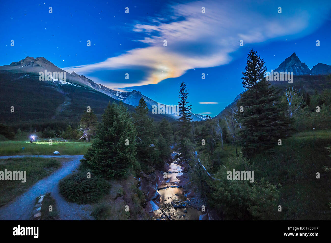 Un fotografo tenebrologo da uno dei miei seminari, tiro al chiaro di luna al Red Rock Canyon, in Waterton Lakes National Par Foto Stock