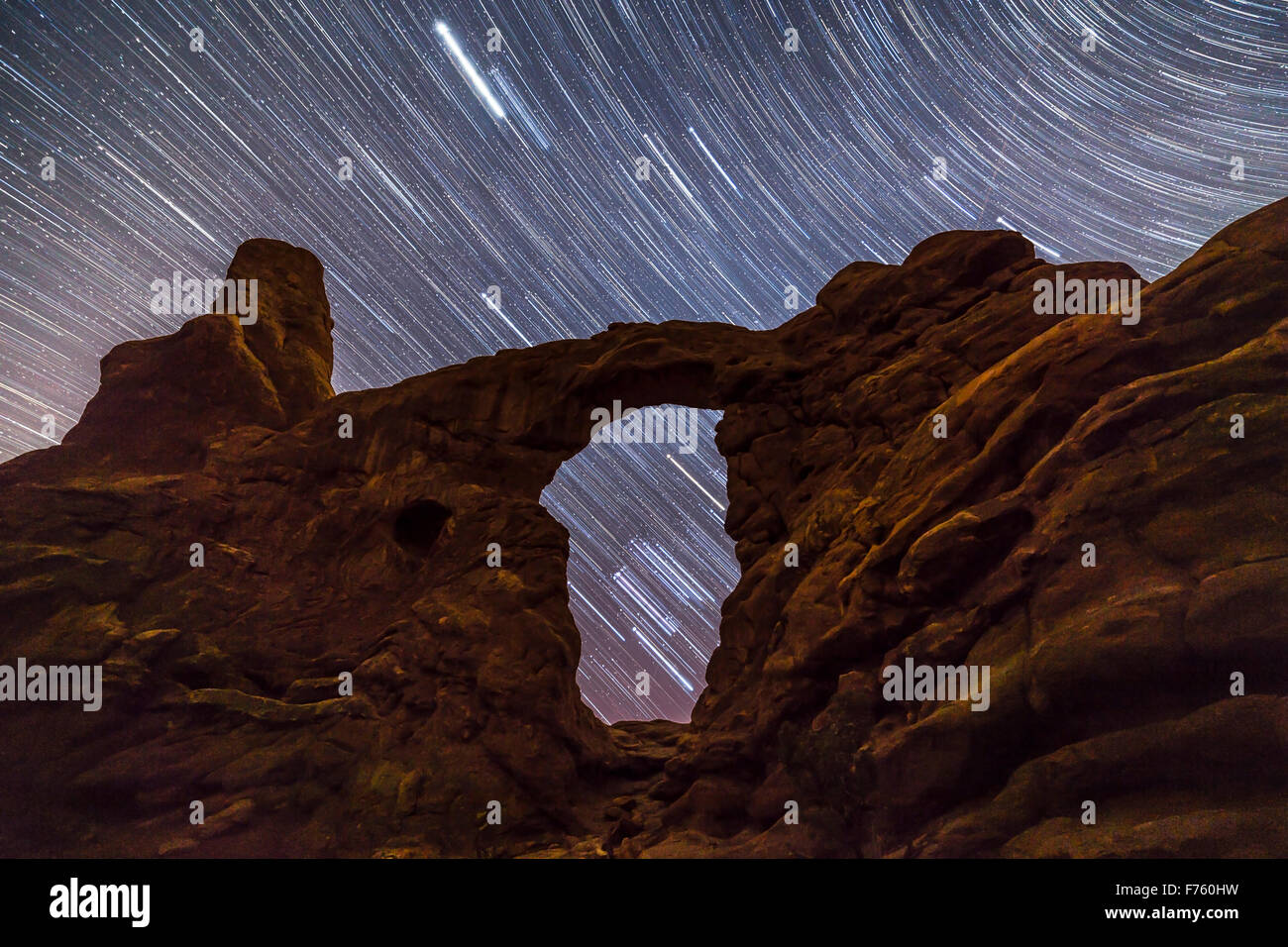 Orion e le stelle del cielo invernale trailing come essi impostare dietro e attraverso la Torretta Arch, nel Parco Nazionale di Arches, Utah. Ho scattato Foto Stock