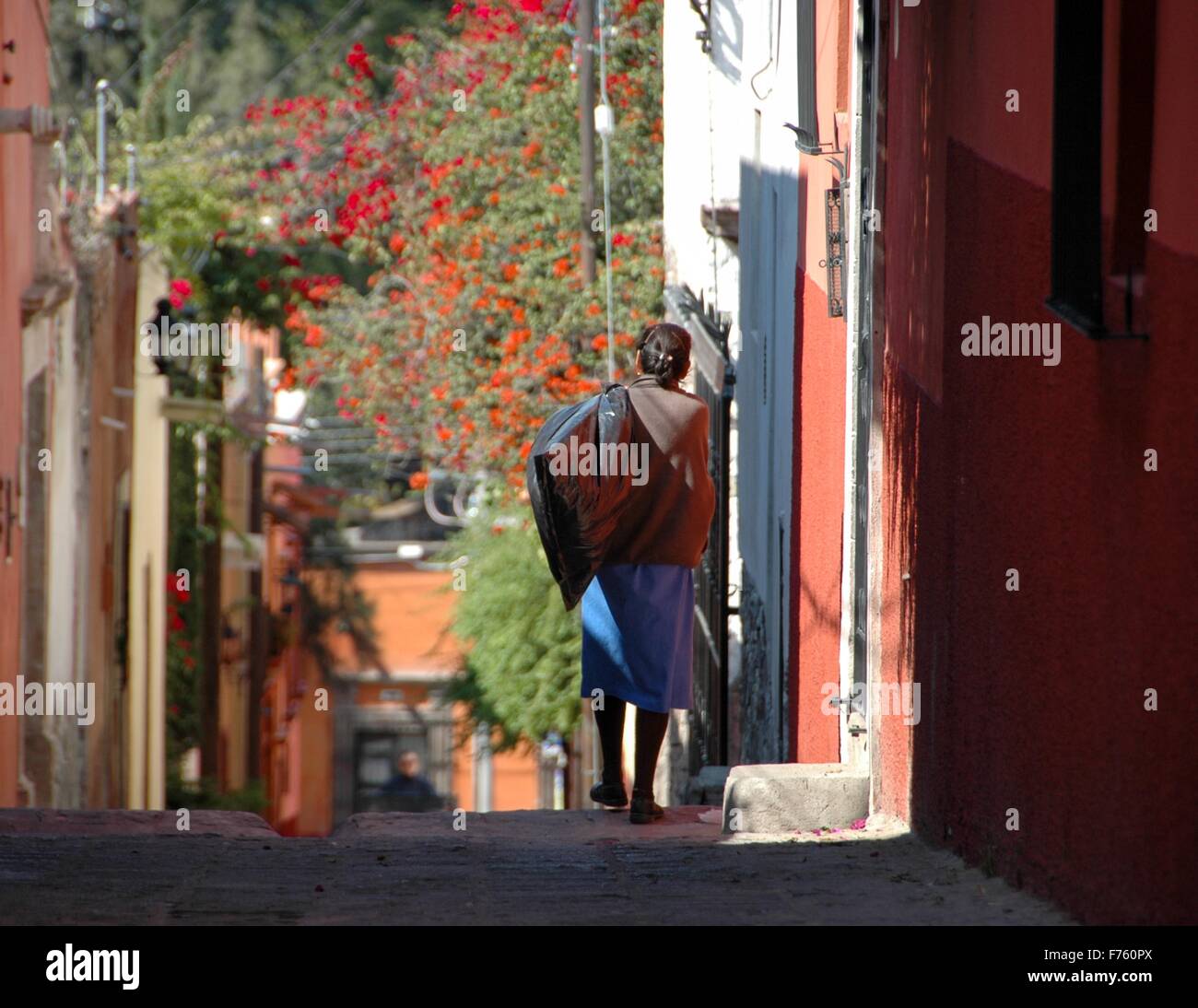 Una donna che porta i suoi effetti personali in San Miguel De Allende, Messico Foto Stock