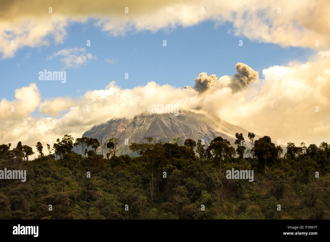 Ecuador vulcano Tungurahua produca irrequieta pennacchi di cenere e gas molto al di sopra del suo cratere, Sud America Foto Stock