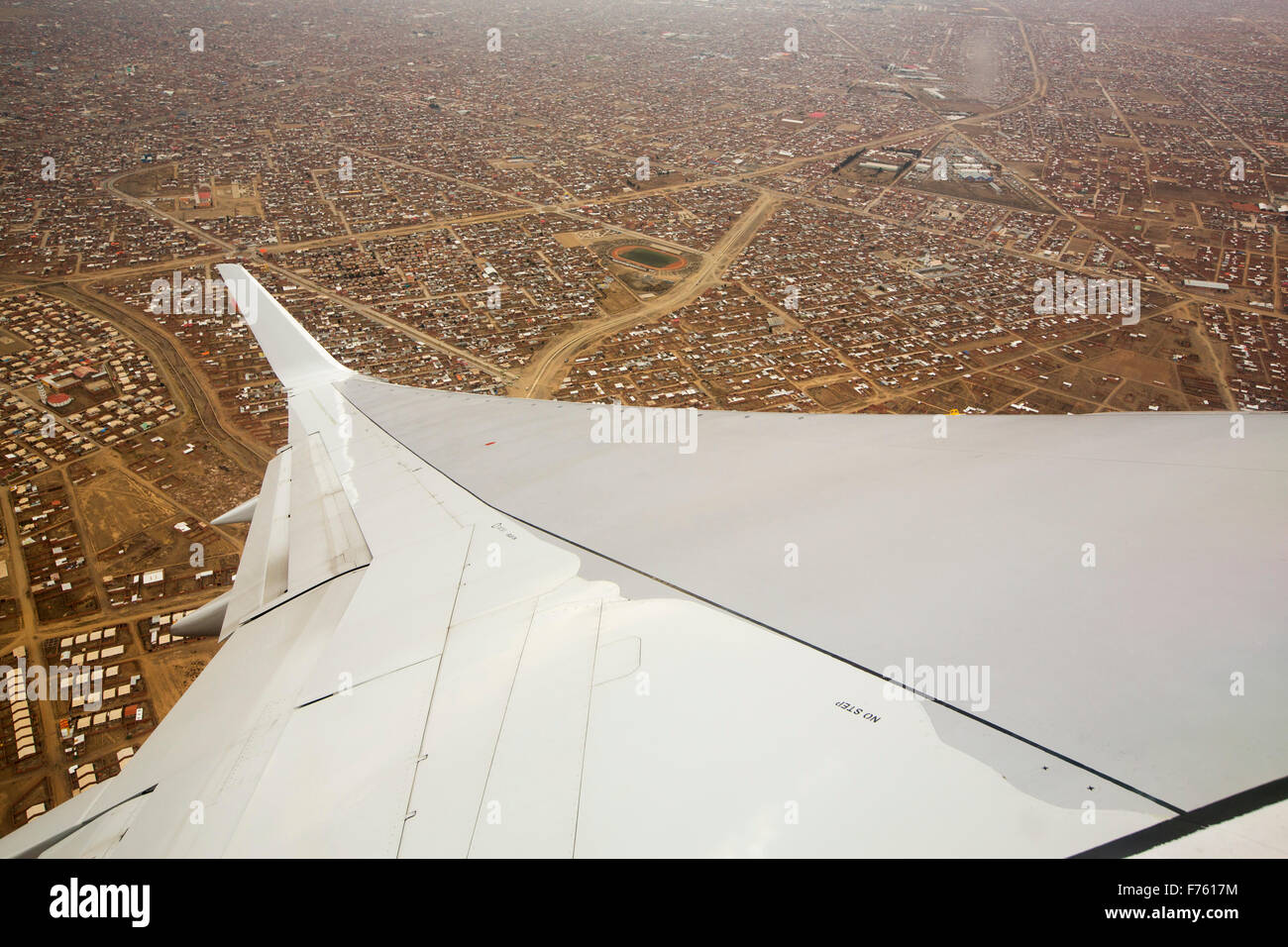 Guardando verso il basso sulla massa tentacolare che è El Alto, La Paz, Bolivia. Foto Stock