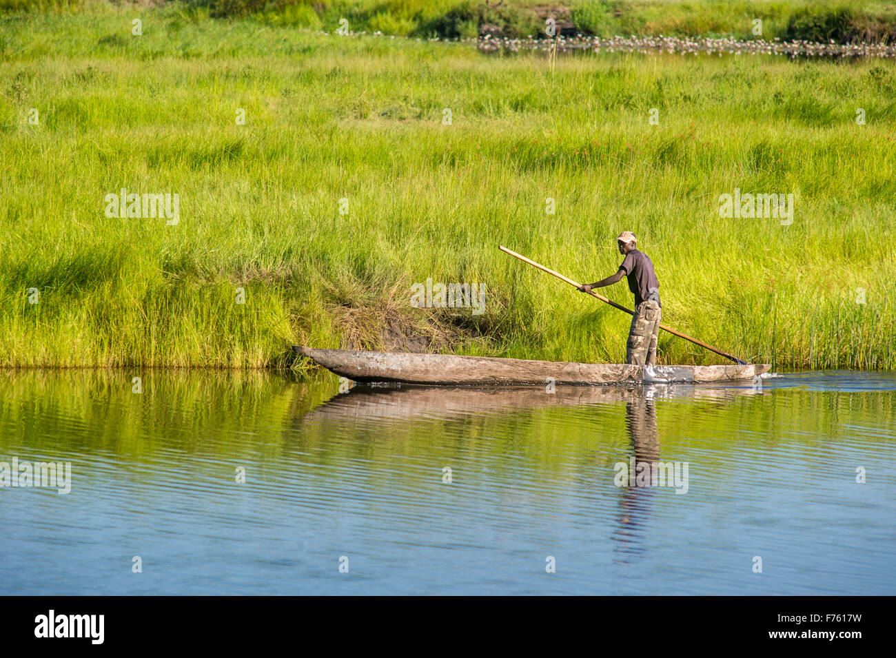 Kasane Botswana - Chobe National Park uomo in Mokoro Foto Stock