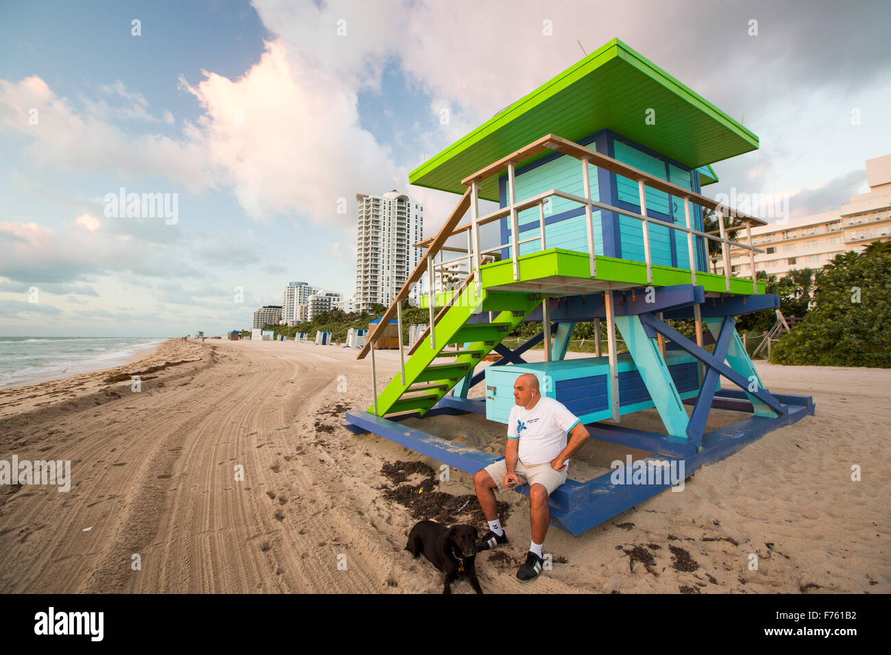 Una costa guardare capanna sulla spiaggia di Miami Beach, Florida, Stati Uniti d'America. Le coste della Florida è altamente sviluppato e basso rendendo molto più vulnerabili di innalzamento del livello del mare. Foto Stock