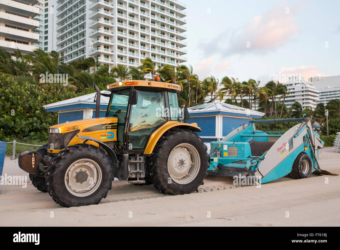 Una spiaggia tech macchina sulla spiaggia di Miami Beach, Florida, Stati Uniti d'America. Le coste della Florida è altamente sviluppato e basso rendendo molto più vulnerabili di innalzamento del livello del mare. Foto Stock