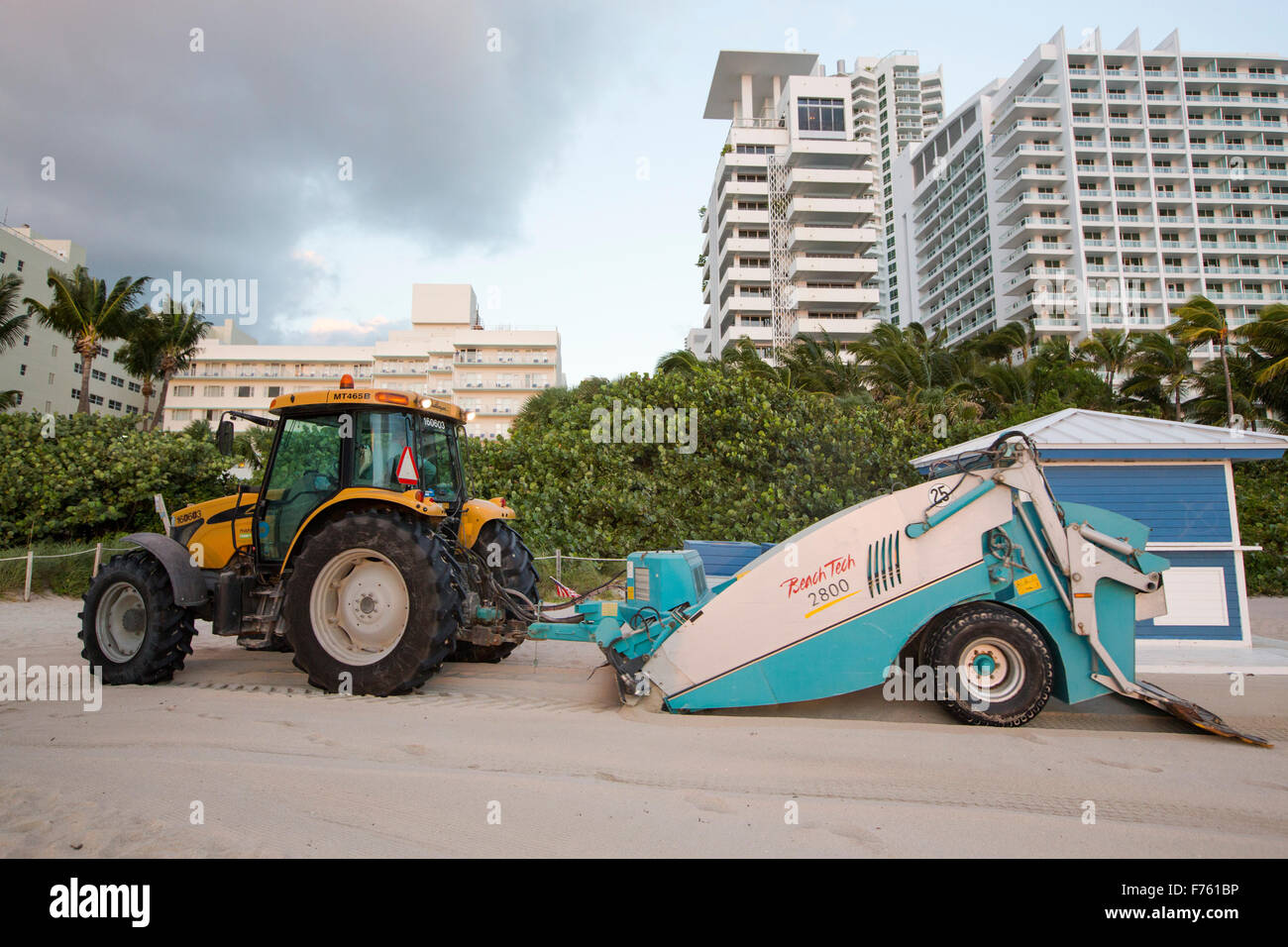Una spiaggia tech macchina sulla spiaggia di Miami Beach, Florida, Stati Uniti d'America. Le coste della Florida è altamente sviluppato e basso rendendo molto più vulnerabili di innalzamento del livello del mare. Foto Stock